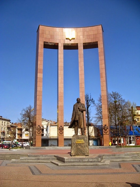 Lwów - Pomnik Stefana Bandery - Ukraina